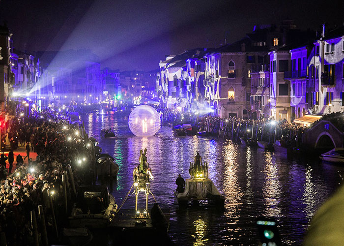 Carnevale-di-Venezia-Spettacolo-sull'acqua-3